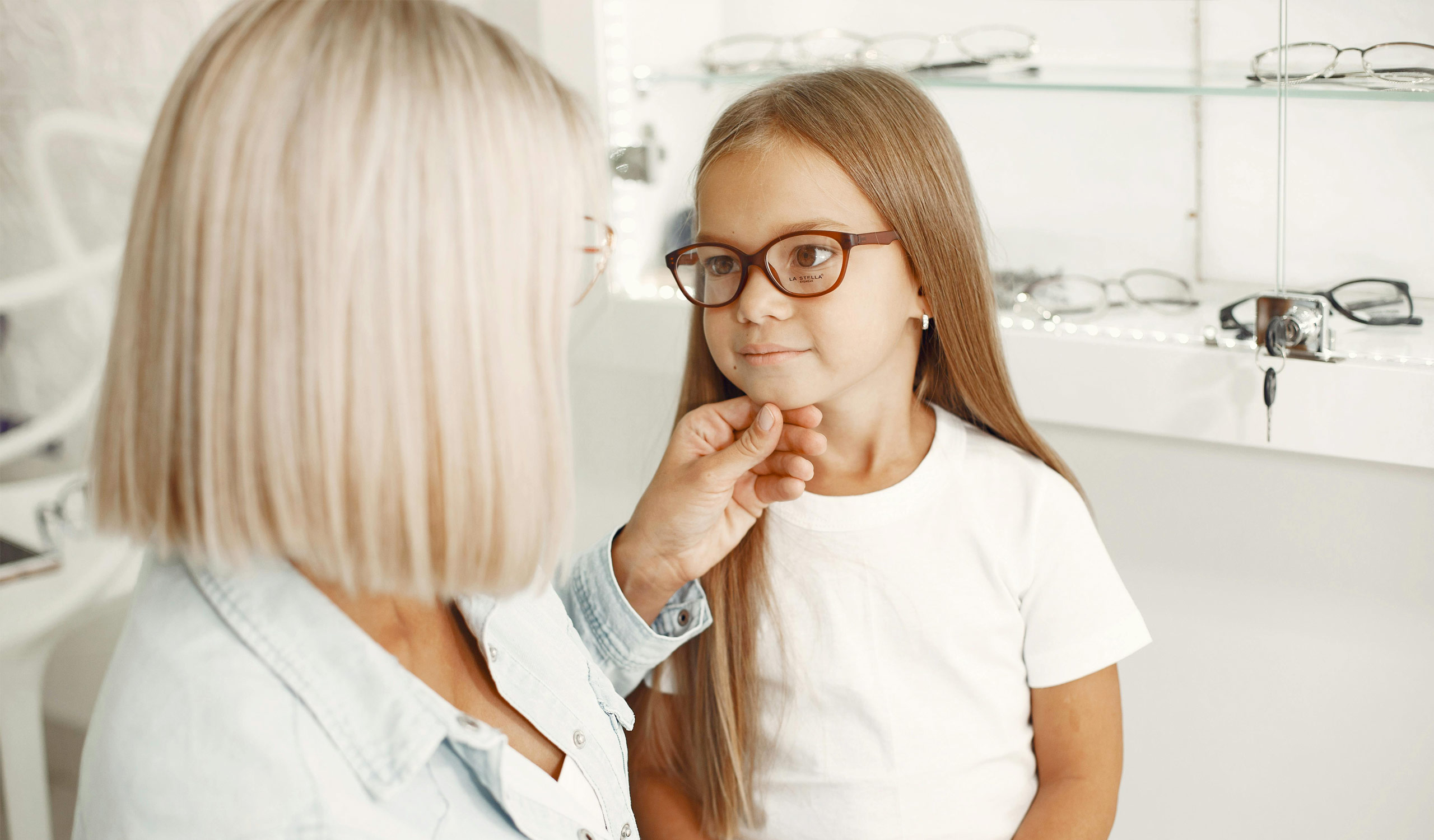 Essayage d'une paire de lunettes pour un enfant