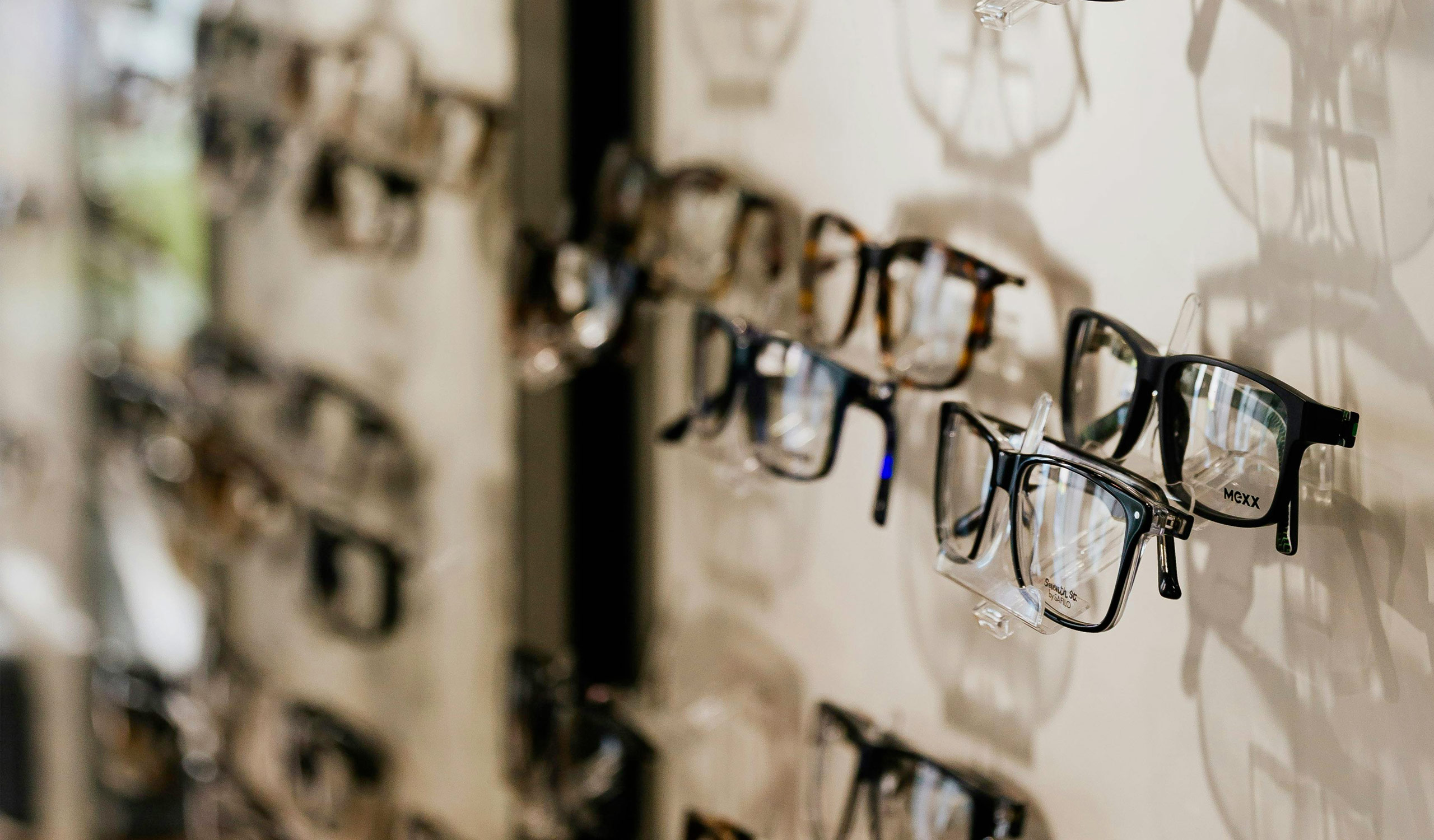 Présentoir de lunettes chez un opticien
