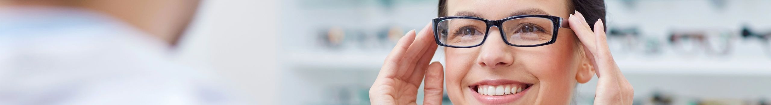 Essayage de lunettes chez un opticien