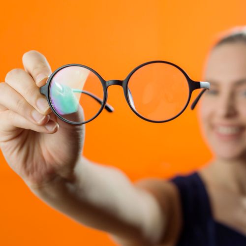 Essayage de lunette chez un opticien, professionnel de santé