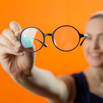 Essayage de lunette métal chez un opticien, professionnel de santé