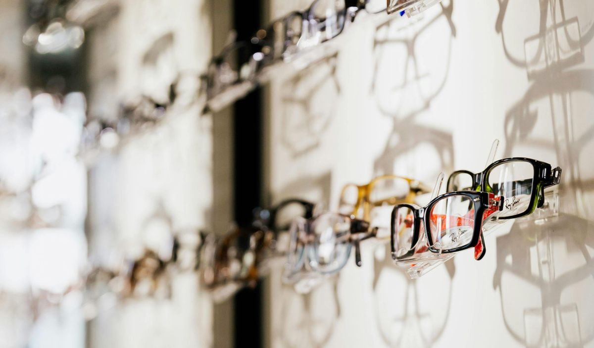 Présentoir de lunettes chez un opticien