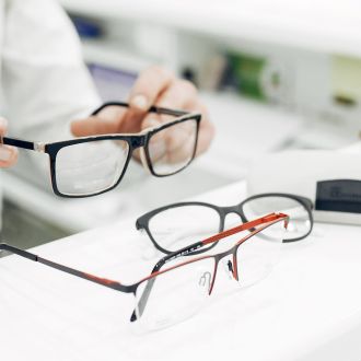 Ensemble de lunettes dans l'air du temps chez un opticien en polycarbonate et métal